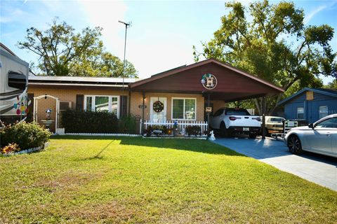 A home in WINTER HAVEN