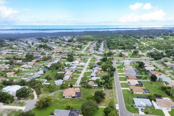 660 GILLESPIE ST, ENGLEWOOD, FL 34223 - Image 87ed4db8078b82bc2de892ecd0814e44/791806923