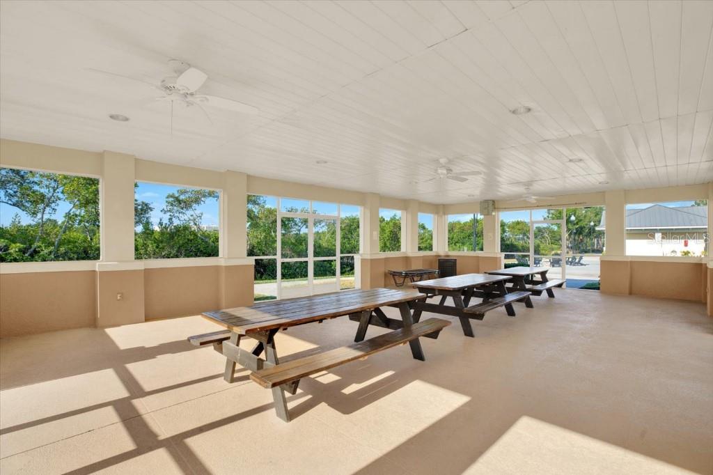SEMINOLE ISLE TWNHMS - Residential