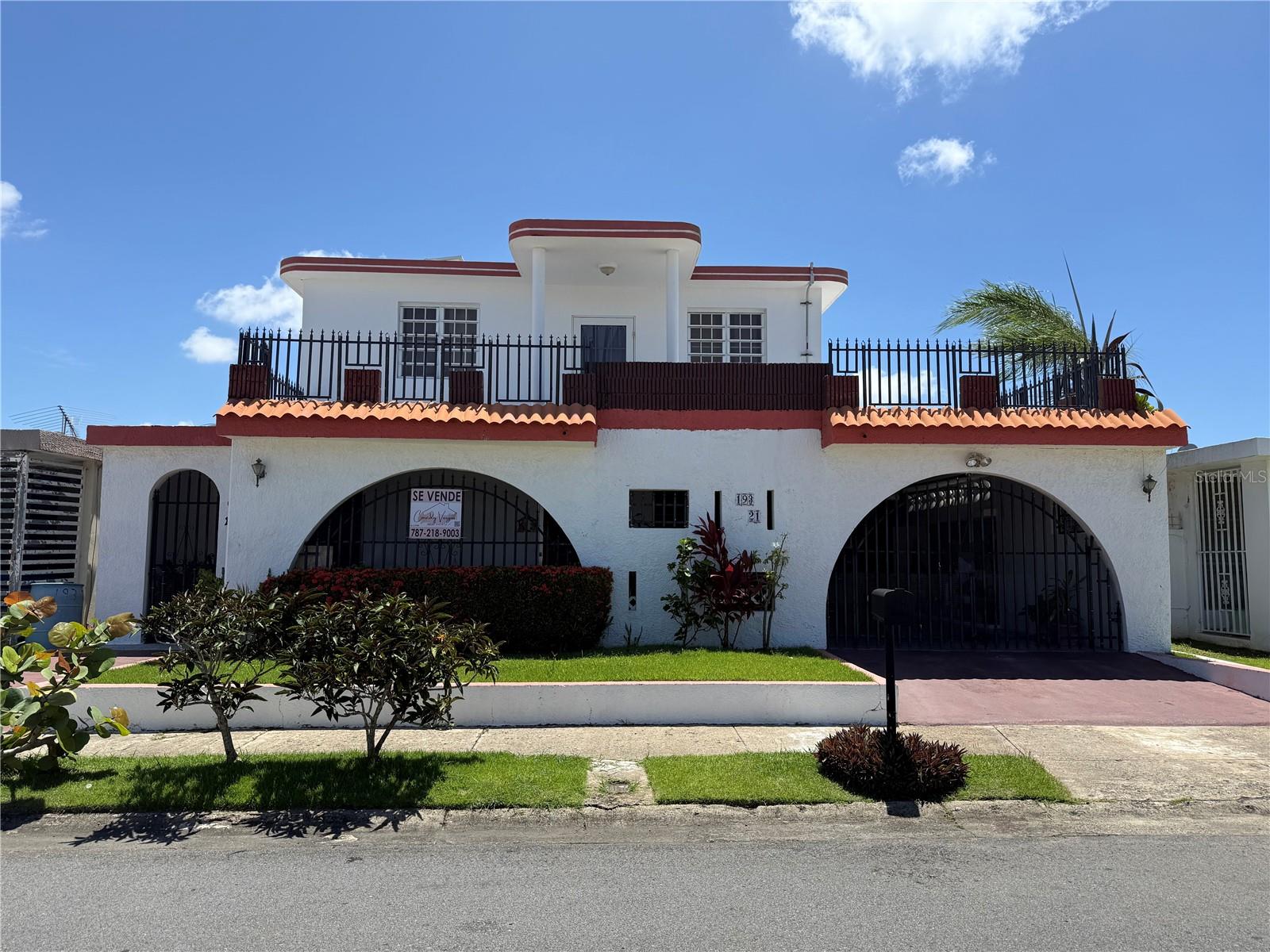 Excellent multi-family property located in the 5th secc. of Villa Carolina. The property has two units with 3 bedrooms and 2 bathrooms. It includes a water cistern, tank water heater, fans, and air conditioners. It also has a solar panel system that must be transferred with the sale of the property. Perfect for generating rental income or living in one and renting out the other. It is a quiet and accessible area, close to shopping centers, schools, and main roads.