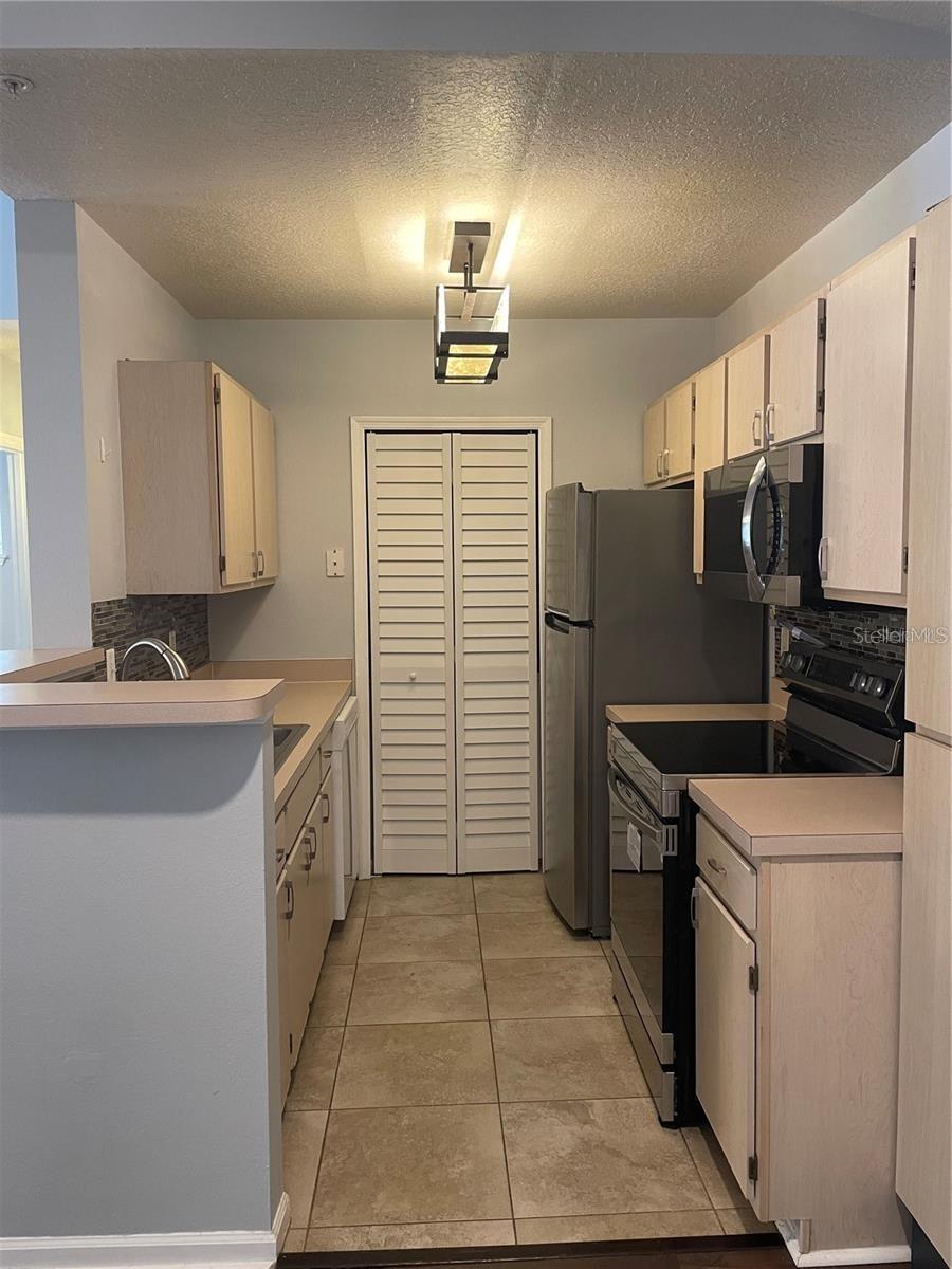 SUNSET LAKE - Residential Lease