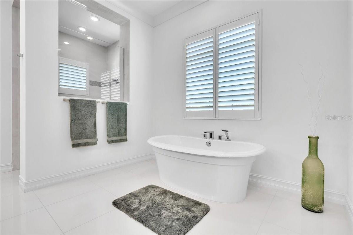 LAKE CLUB PH II UNIT 1-B - Residential