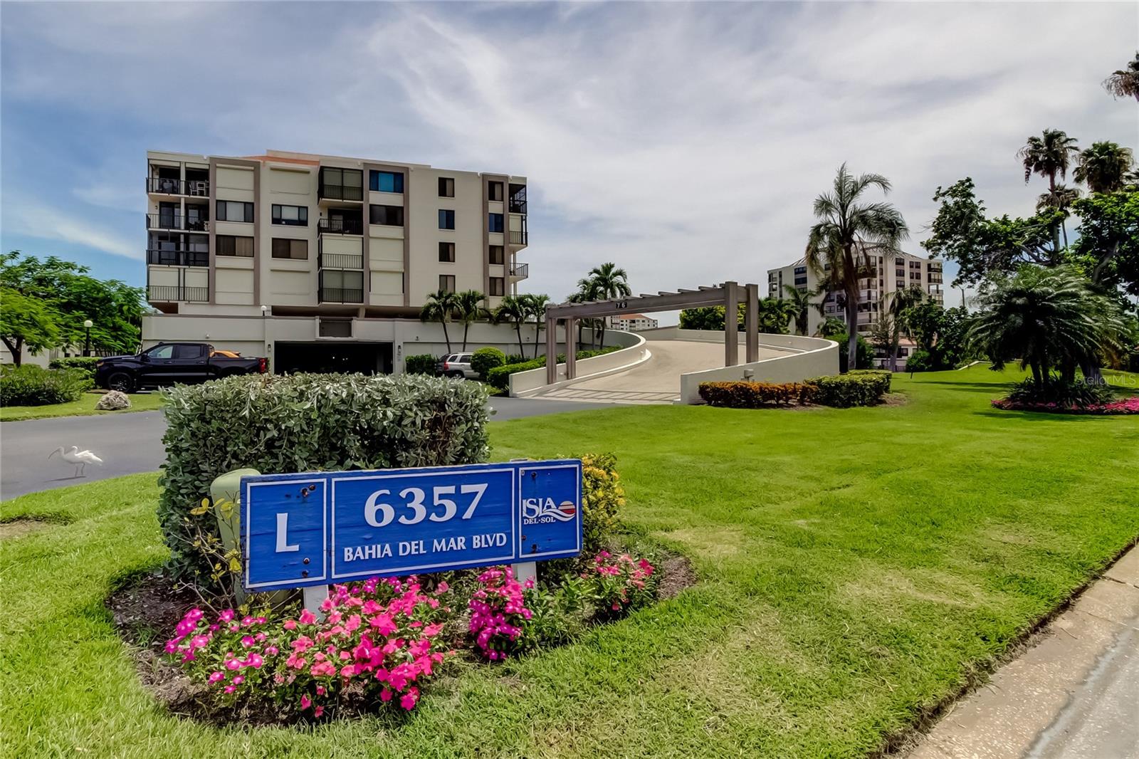 Bright and open modern corner condominium with storm rated windows, modern kitchen, modern vanities. Gorgeous bay and island views, breezy balcony, inside laundry. Newer AC, water heater, all appliances. Move right in, furnishings optional, some personal items excluded.
In desirable L building, with one of the nicest pools and locations on the island. Bayside heated pool & spa. Covered parking, inside laundry. Unit has an additional storage in the 2nd floor storage room, as well as a separate community laundry room. Get away from it all and enjoy deluxe island living, but minutes away from I-275 and Tampa International Airport, world class professional sports, world class beaches, dining, shopping and the arts.