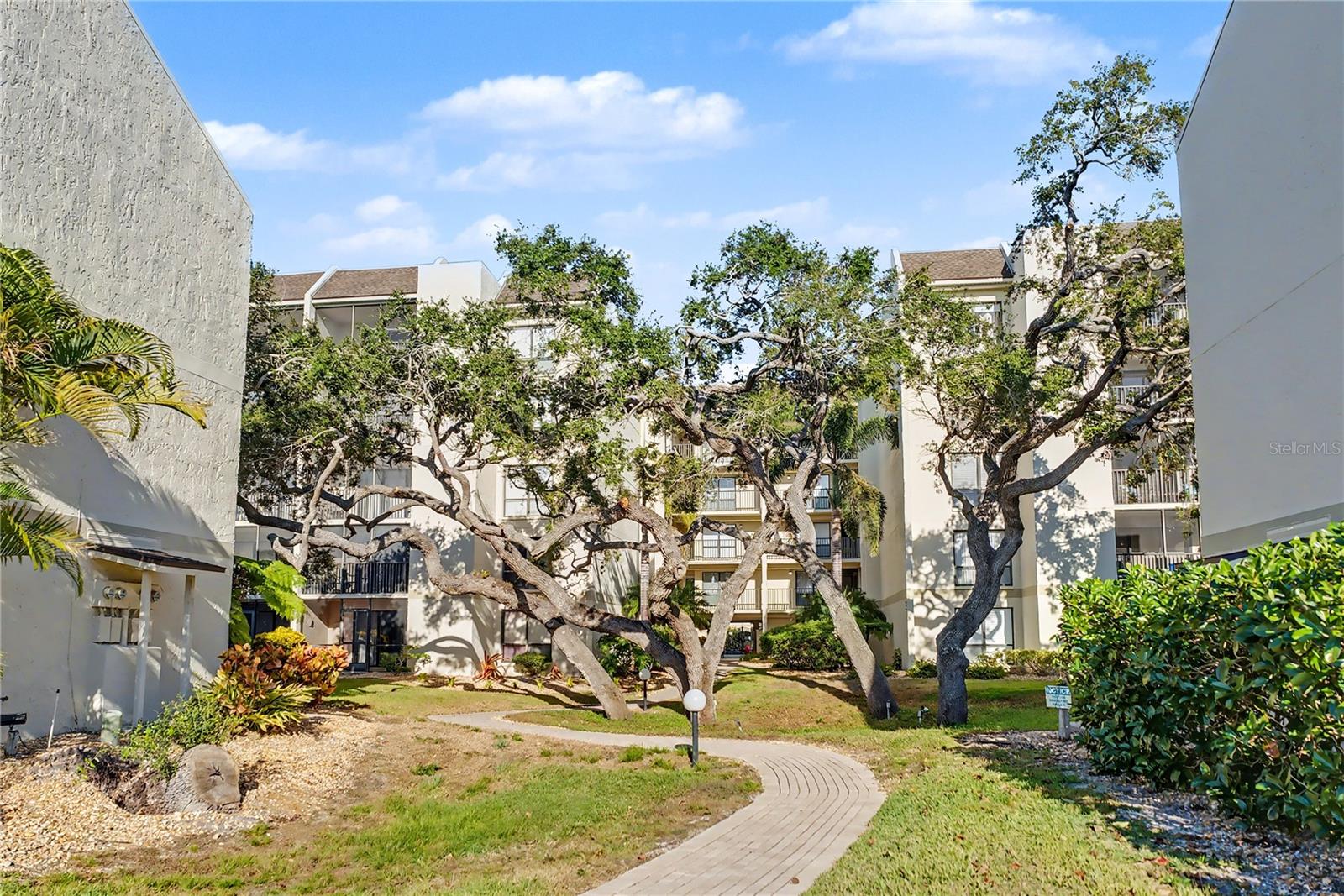 BAY OAKS - Residential