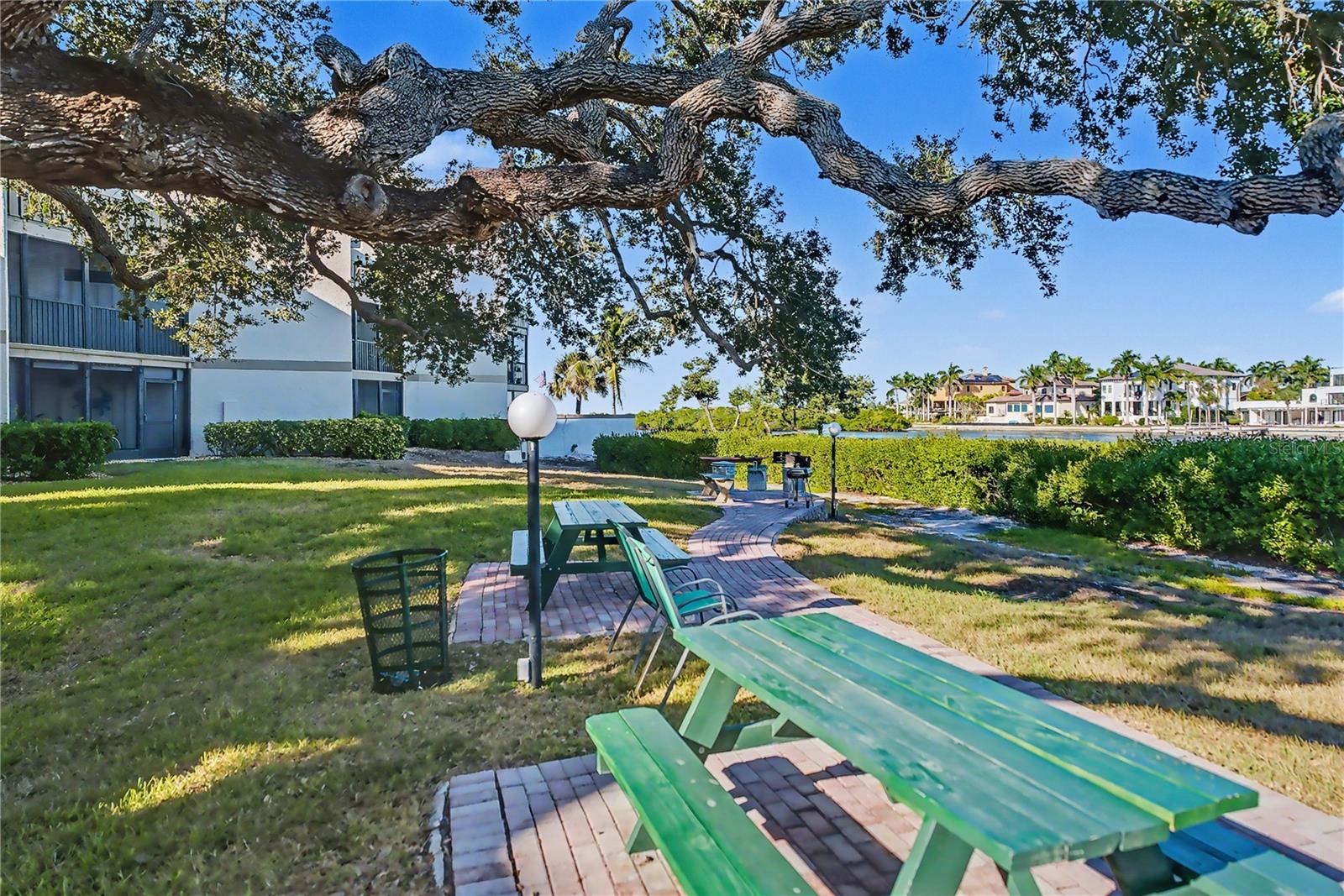 BAY OAKS - Residential