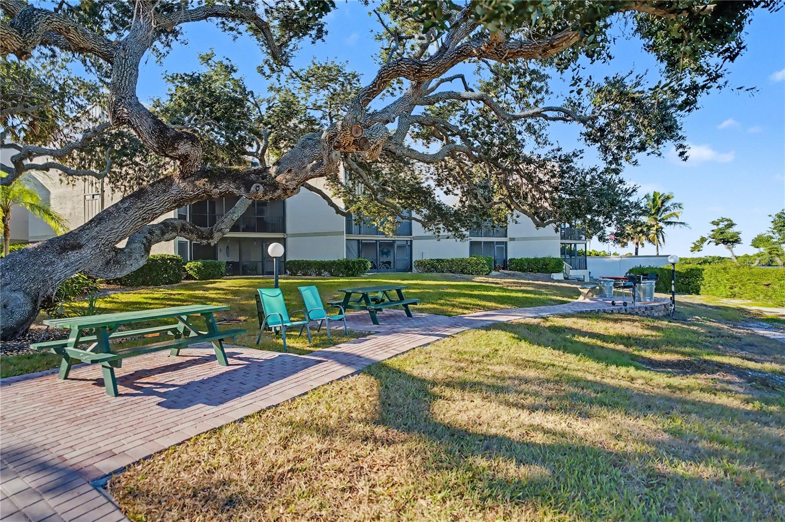 BAY OAKS - Residential