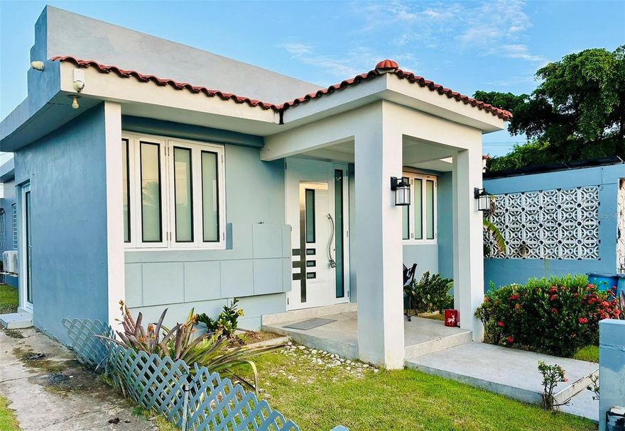 For rent in Los Ángeles, Carolina – a residence that truly has it all for those seeking comfort, convenience, and a move-in ready home. This property features 3 cozy bedrooms, 2 full bathrooms, and comes equipped with 4 air conditioning units, ensuring comfort throughout every space. Best of all, it is rented fully furnished, with water and electricity included, so you can enjoy a hassle-free living experience without additional expenses.

This is the ultimate ready-to-move-in property – just bring your personal belongings and start living from day one, as every detail has already been thoughtfully prepared for you.

Its location is another highlight. Perfectly situated in a super central area, you’ll be just 5 minutes from the international airport and just steps away from of pharmacies, schools, supermarkets, restaurants, and a variety of services. This property offers not just a place to live, but a lifestyle full of practicality, comfort, and convenience.