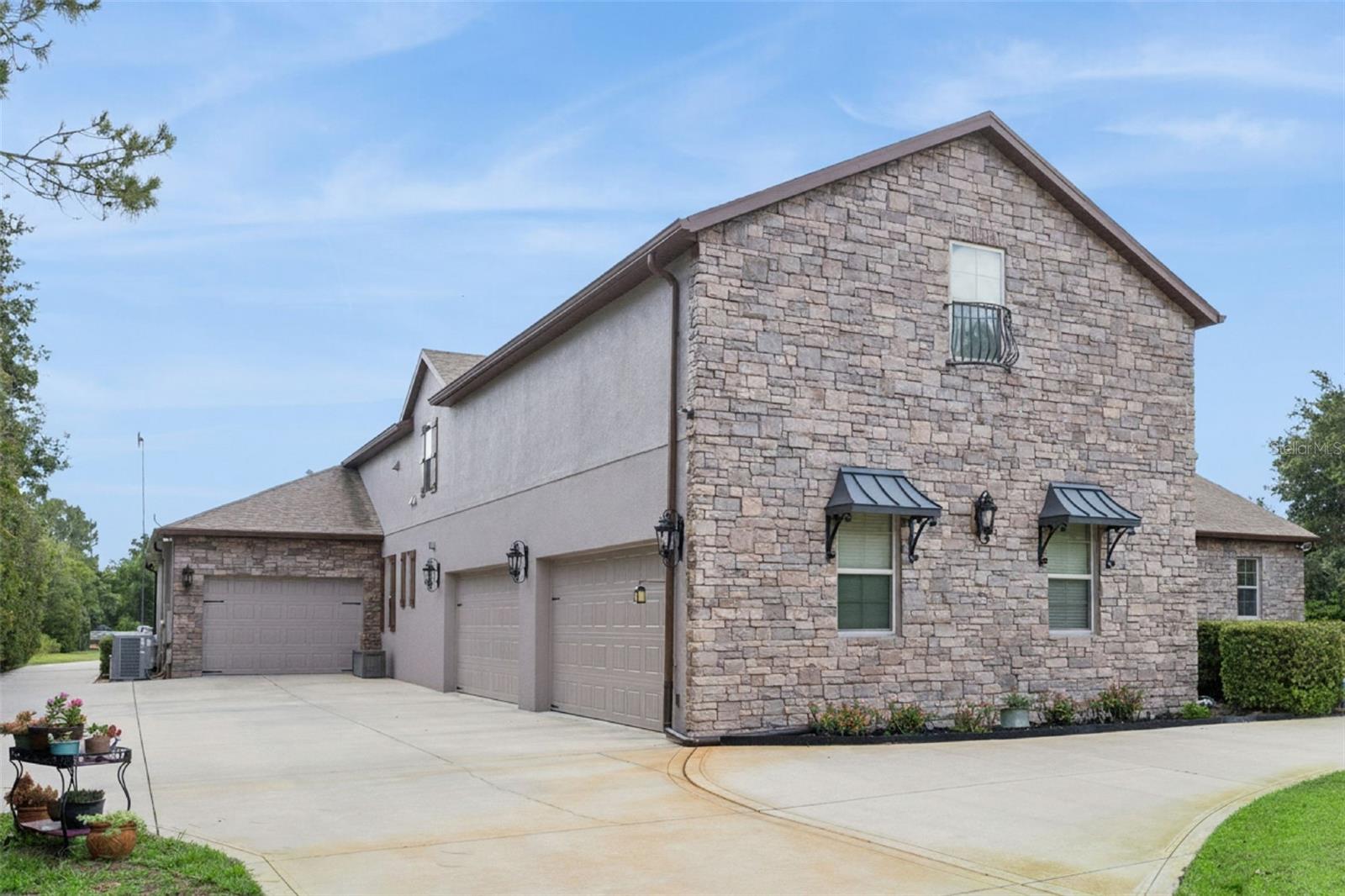 2075 MUSTANG COURT