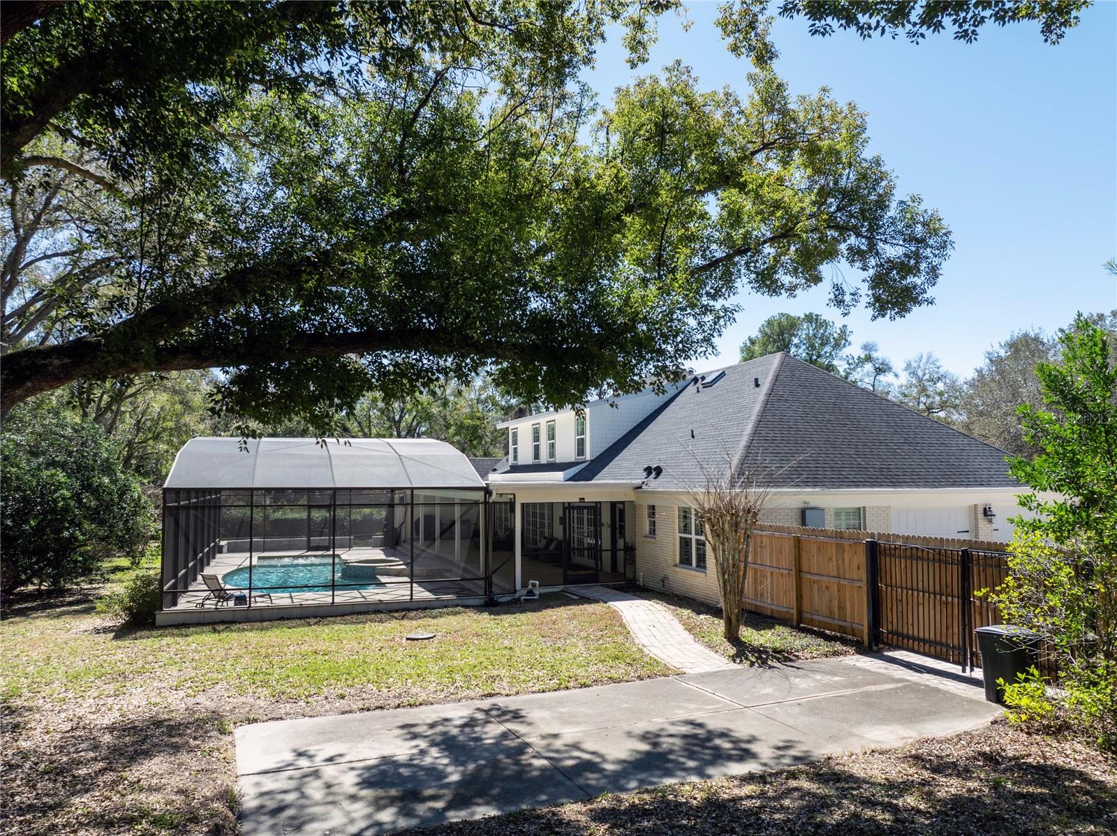 THE LAKES - Residential