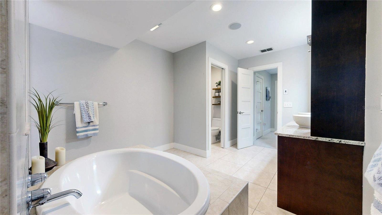 THE LAKES - Residential