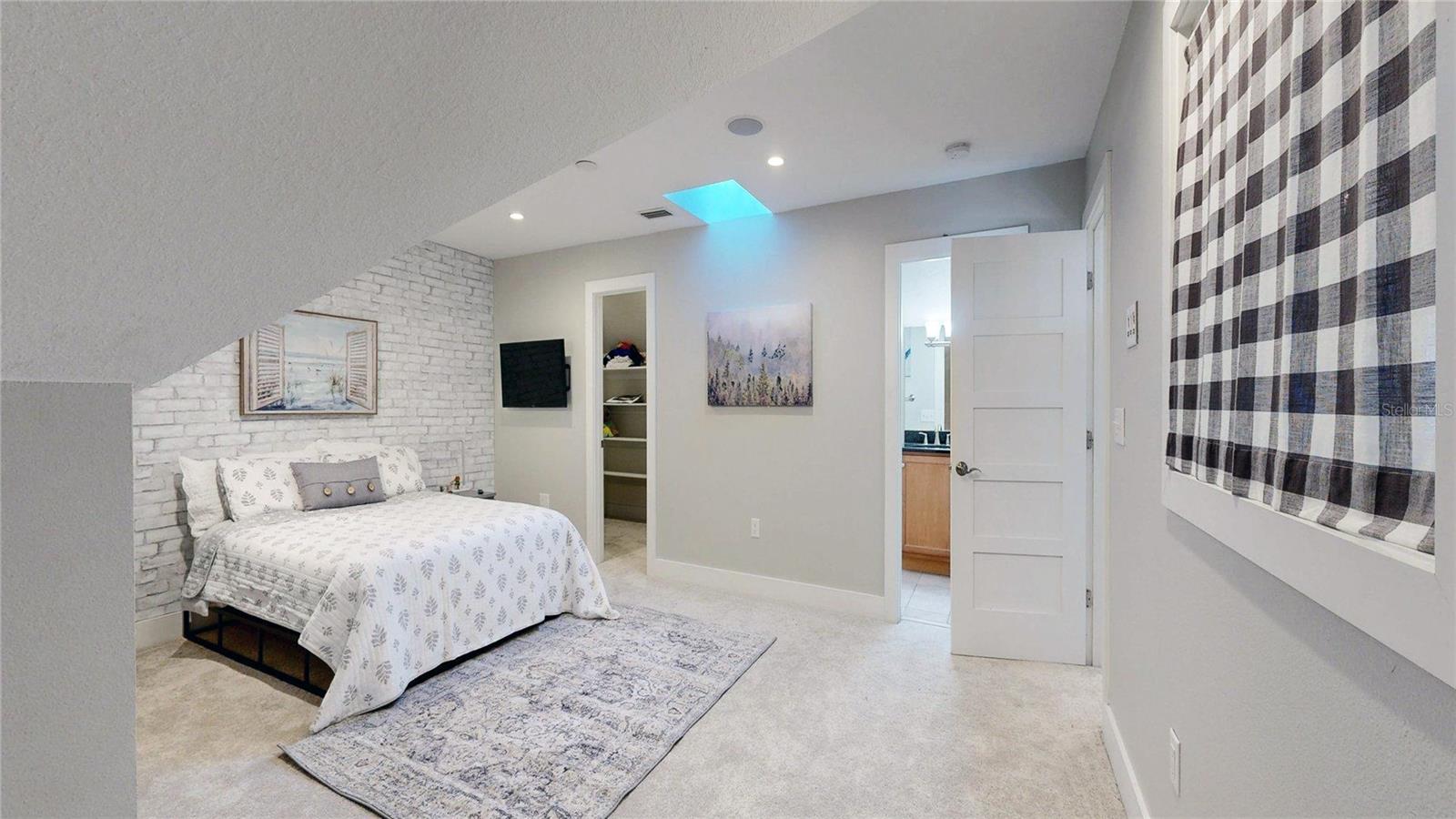 THE LAKES - Residential