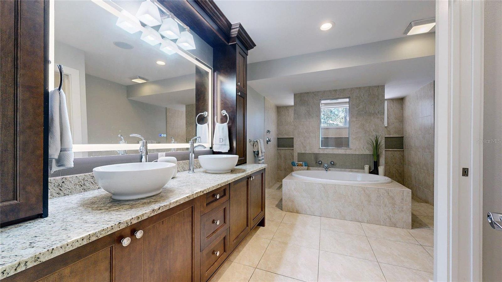 THE LAKES - Residential