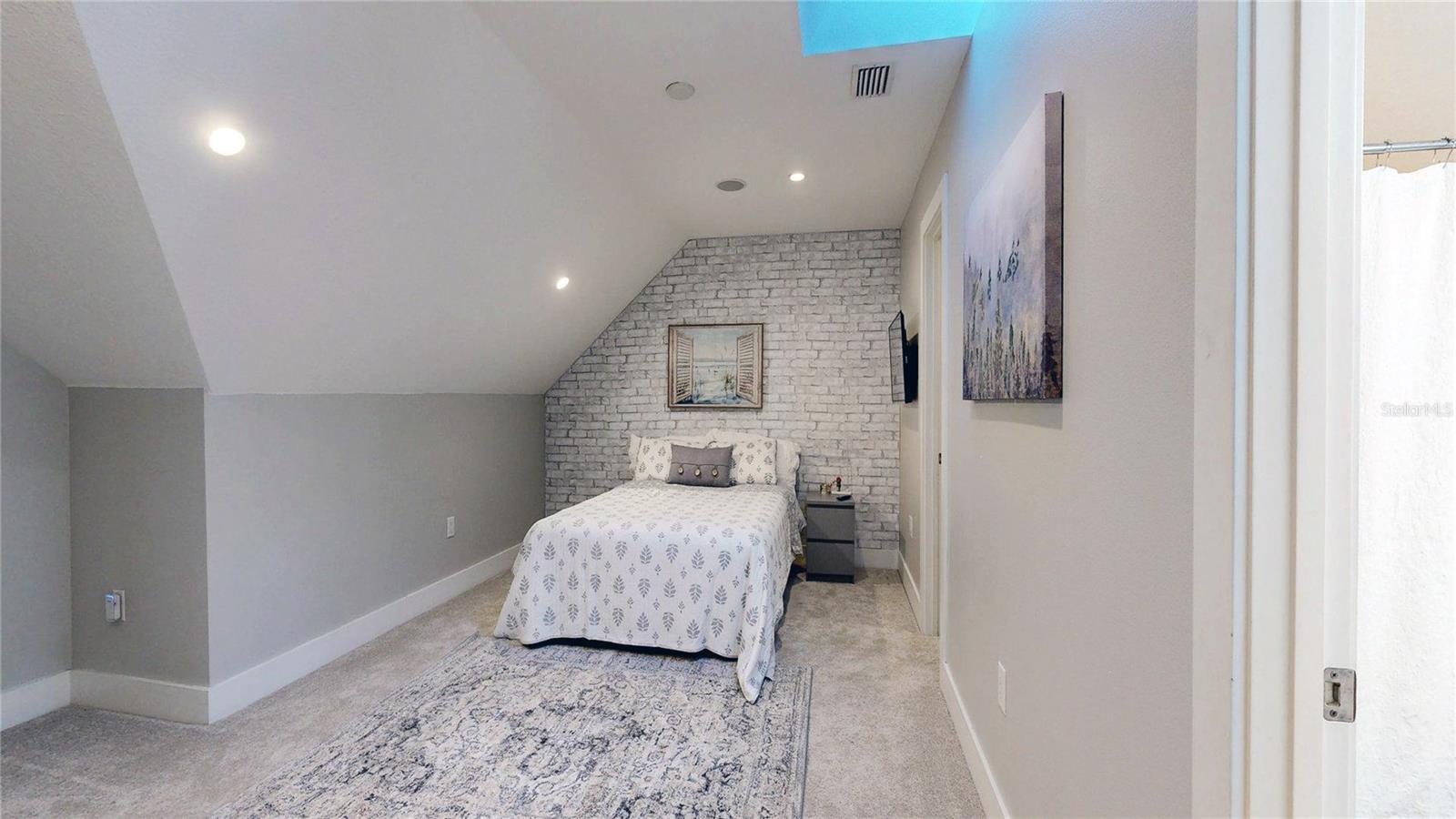 THE LAKES - Residential