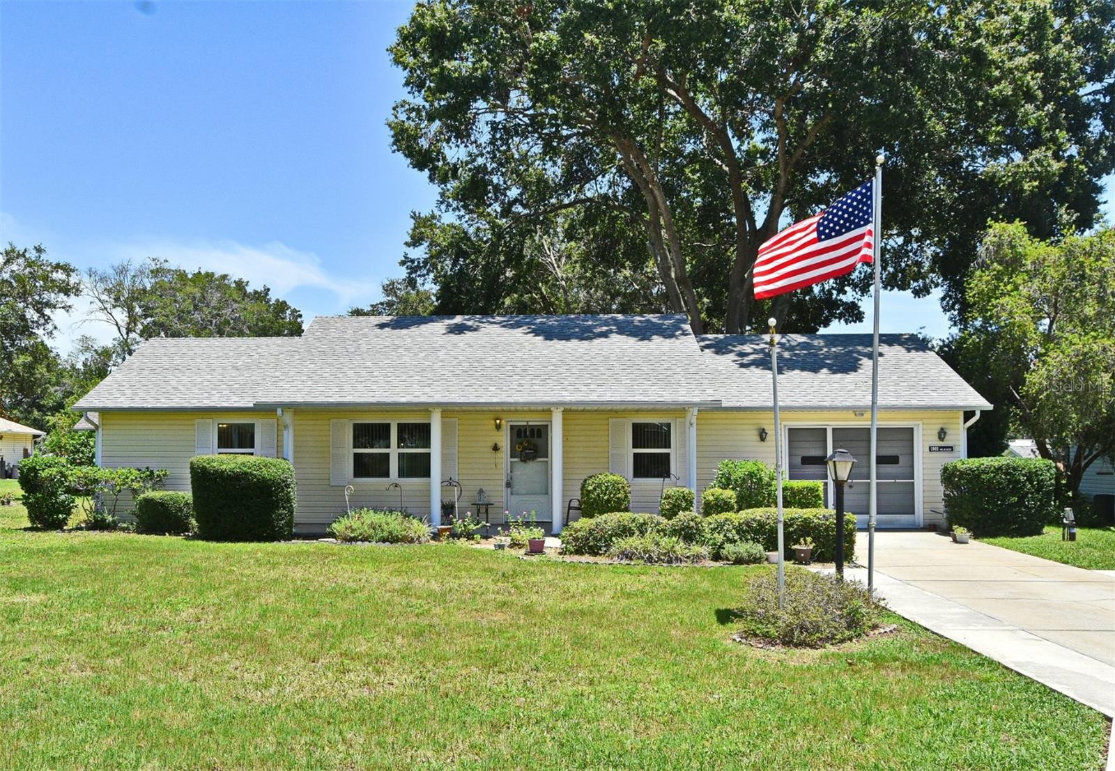 One or more photo(s) has been virtually staged. We are excited to present a beautiful 2-bedroom, 2-bathroom home in the desirable Scottish Highlands Community, designed for those aged 55 and over. With an impressive array of amenities including two swimming pools, tennis courts, and a library, this community supports an active lifestyle. Recent upgrades include a new roof and a natural gas generator, ensuring comfort and convenience. Located near Mount Dora and The Villages, this property is perfect for those seeking a full-time Florida lifestyle or a seasonal retreat. Don’t miss this opportunity! #RealEstate #RetirementLiving #FloridaHomes #CommunityLiving #HomeBuying