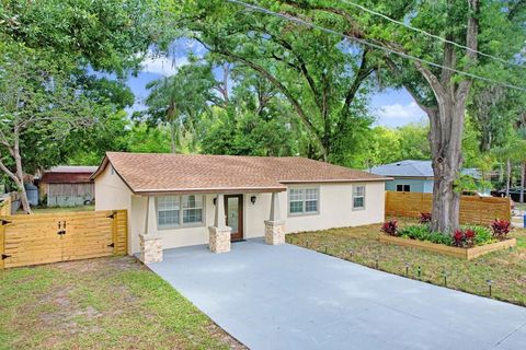 Photo of 906 Woodlawn Avenue, Plant City, FL 33563 (MLS # TB8496462)
