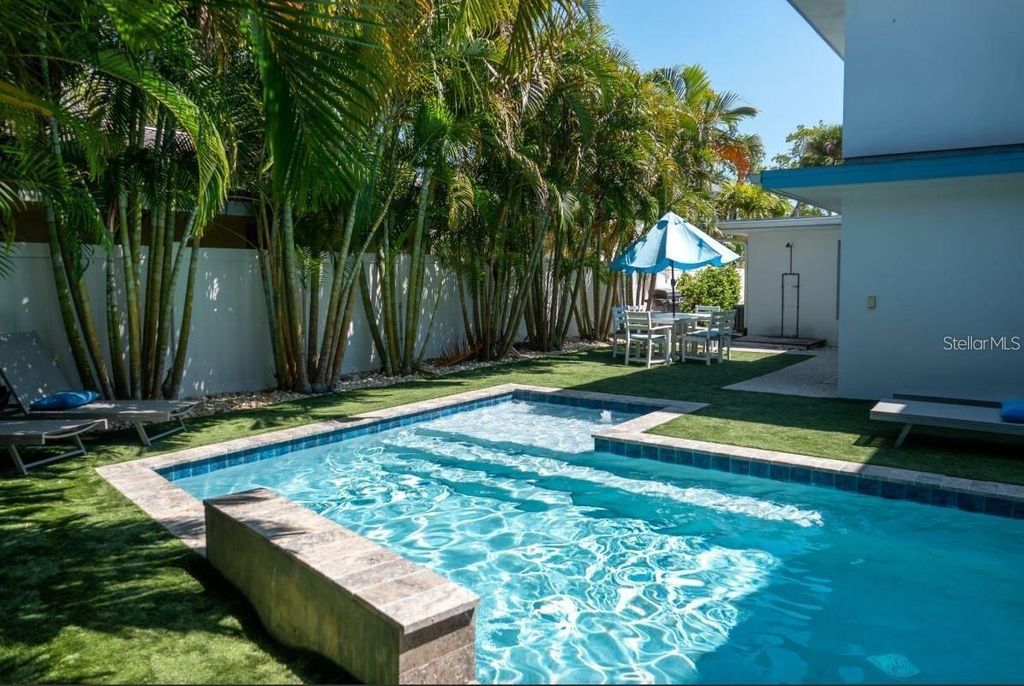 Photo of 91 Avenida Veneccia, Sarasota, FL 34242 (MLS # A4649317)