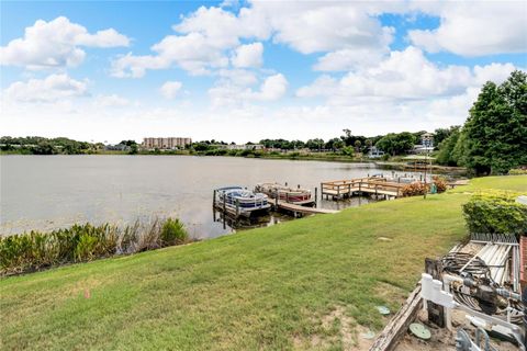 A home in WINTER HAVEN