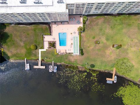 A home in WINTER HAVEN