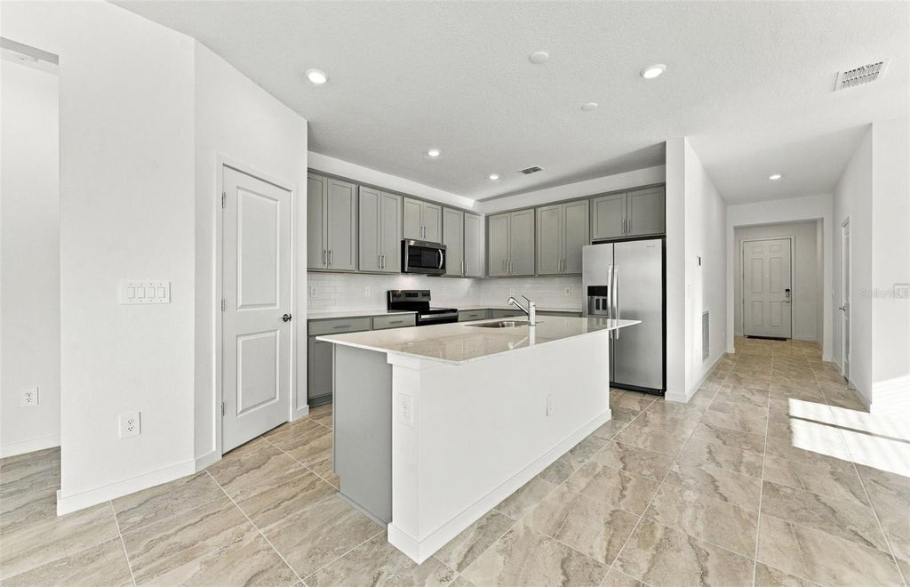 Photo of 11116 Sycamore Glen Loop, Thonotosassa, FL 33592 (MLS # TB8517745)