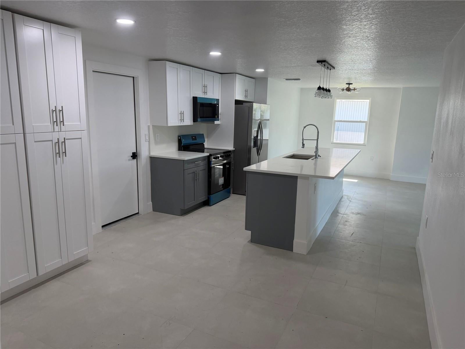 404 LAKEVIEW DRIVE