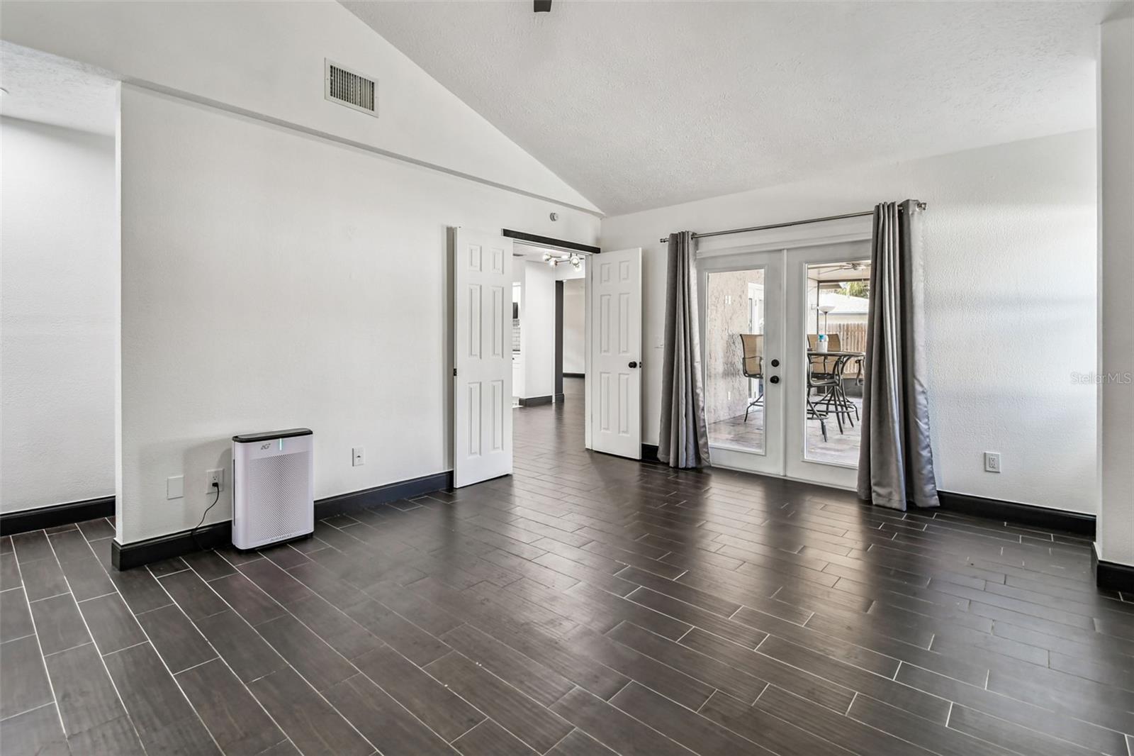 COUNTRY PLACE - Residential