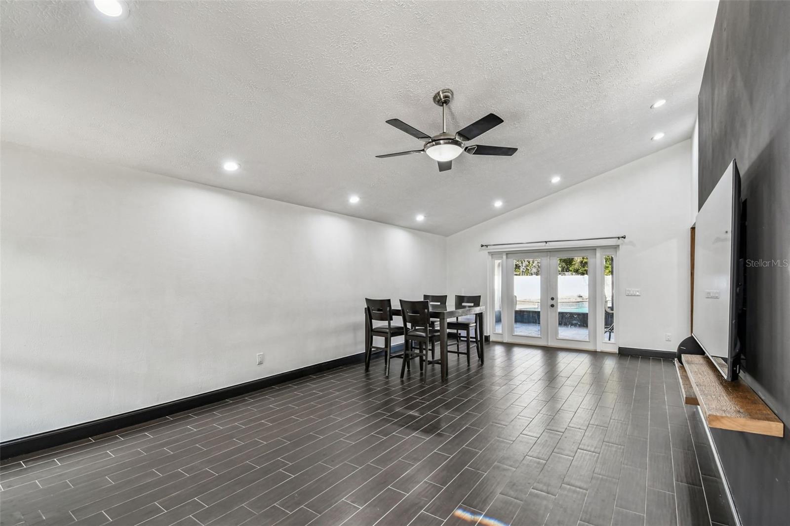 COUNTRY PLACE - Residential