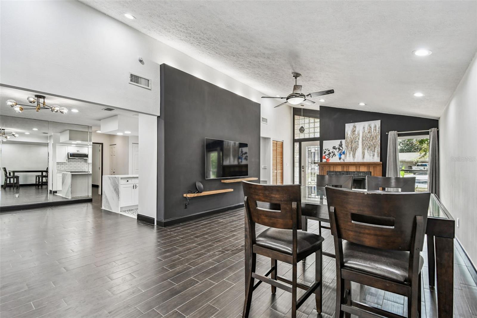 COUNTRY PLACE - Residential