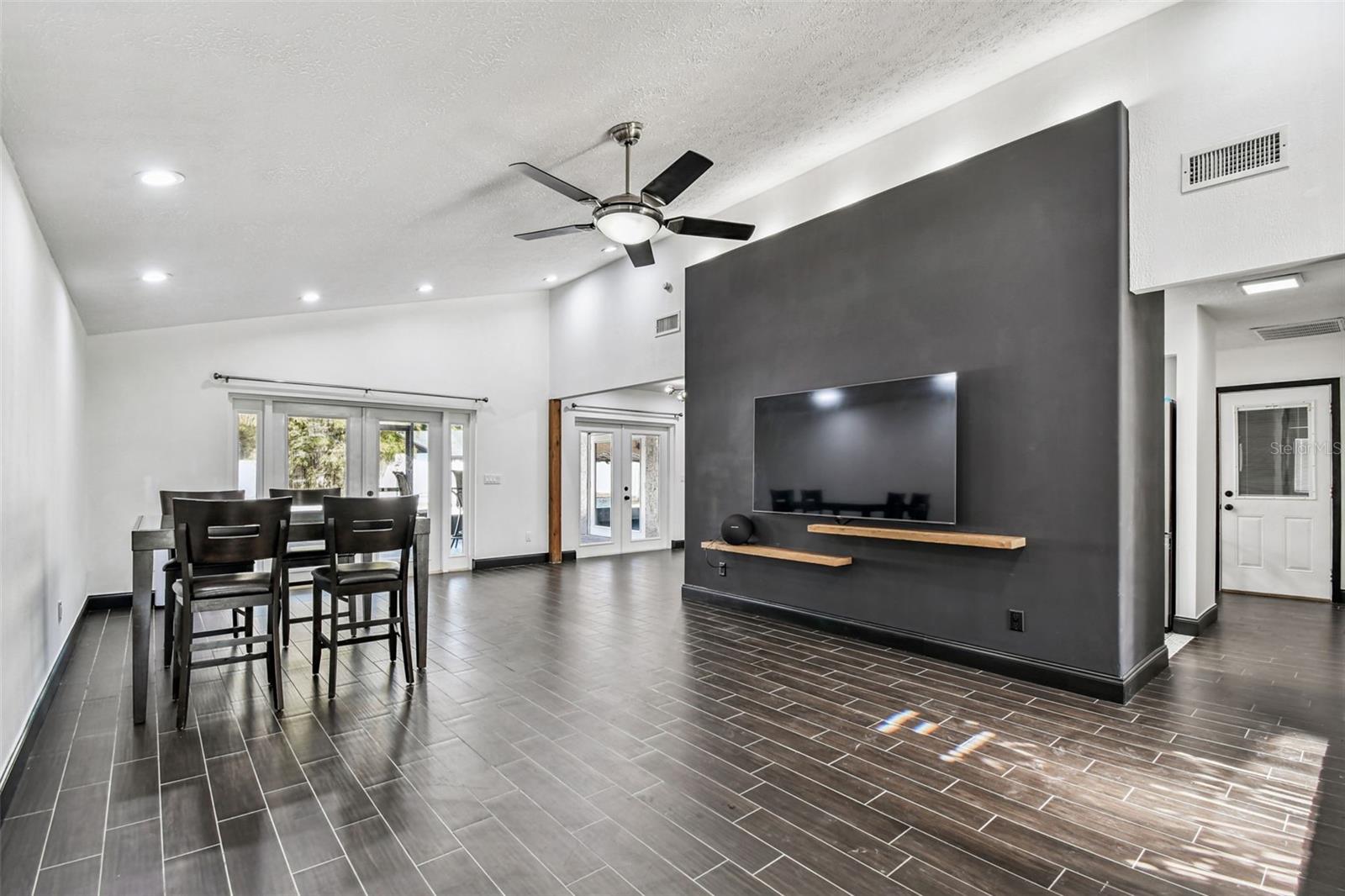 COUNTRY PLACE - Residential