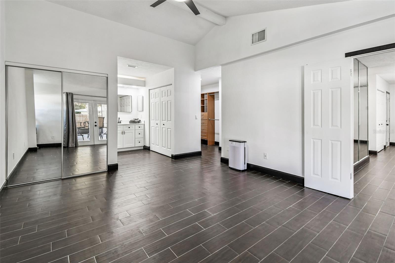 COUNTRY PLACE - Residential