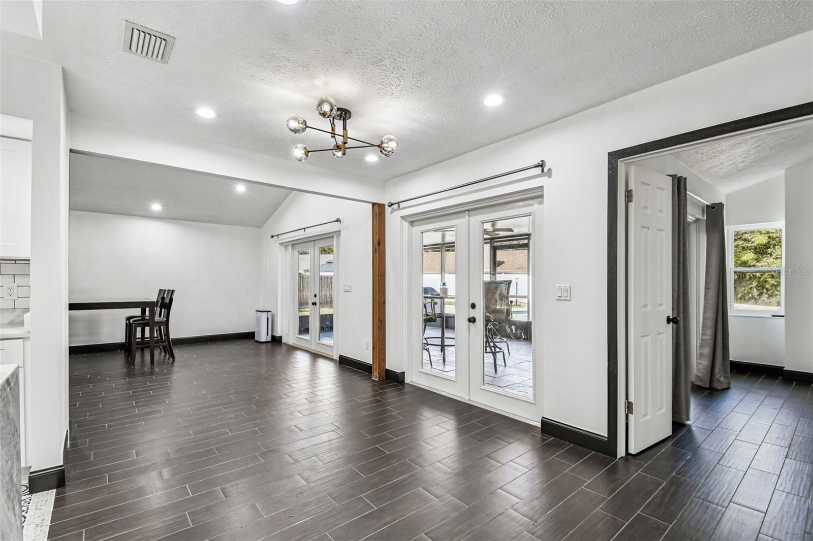 COUNTRY PLACE - Residential