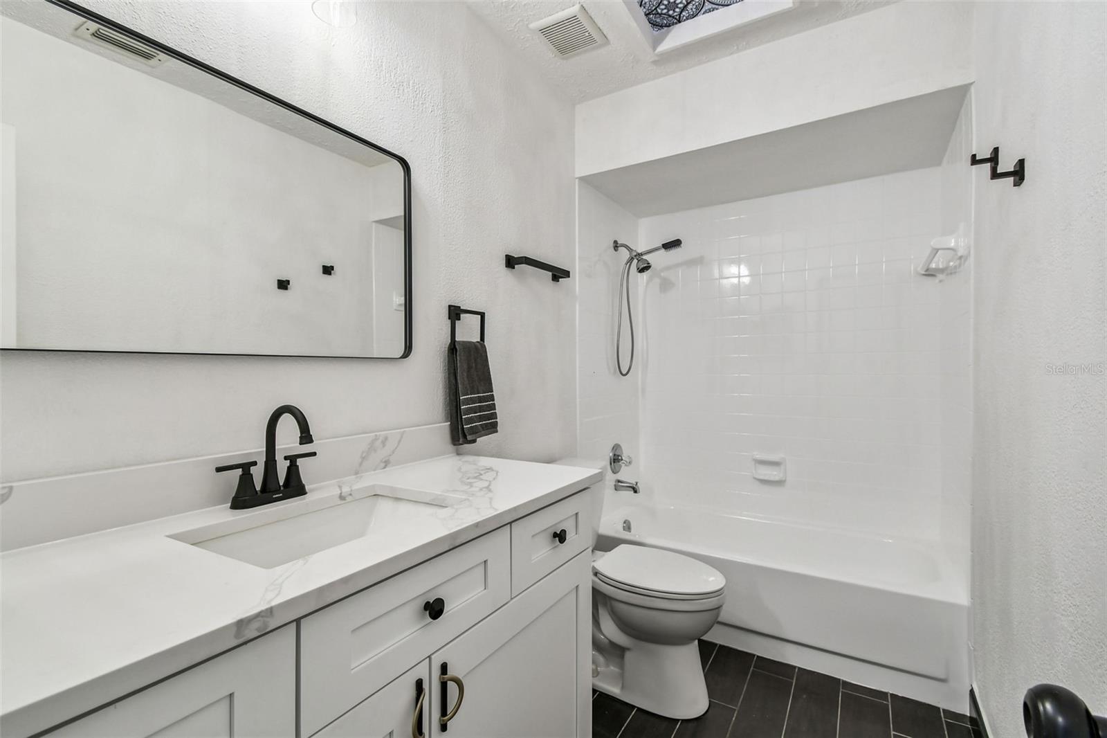 COUNTRY PLACE - Residential