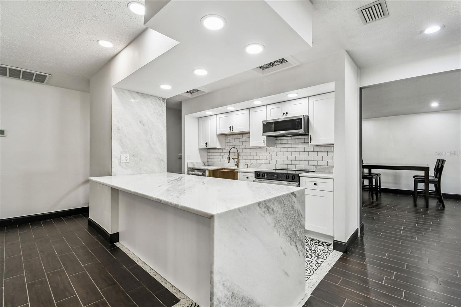 COUNTRY PLACE - Residential