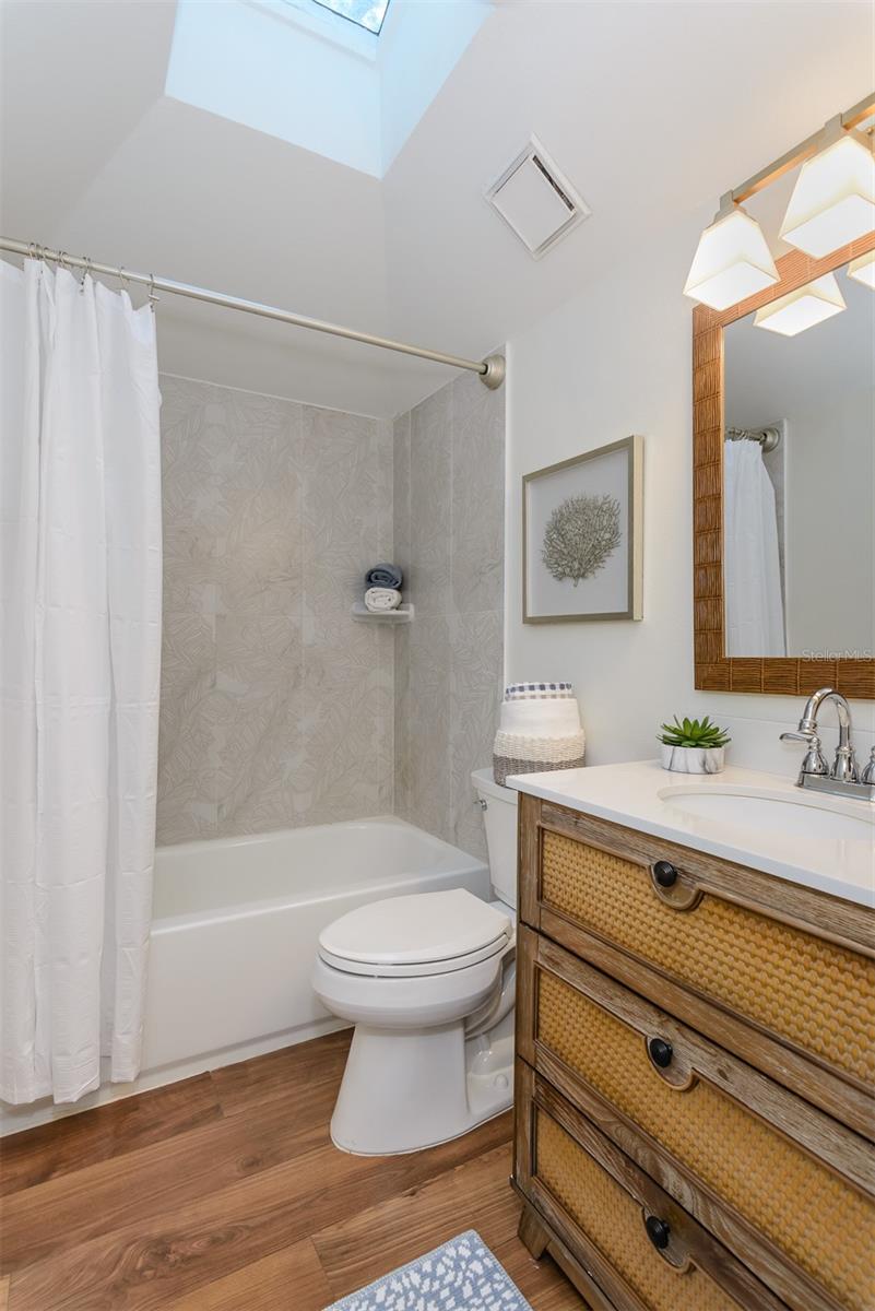 LAUREL OAKS AT COUNTRY WOODS CONDO - Residential