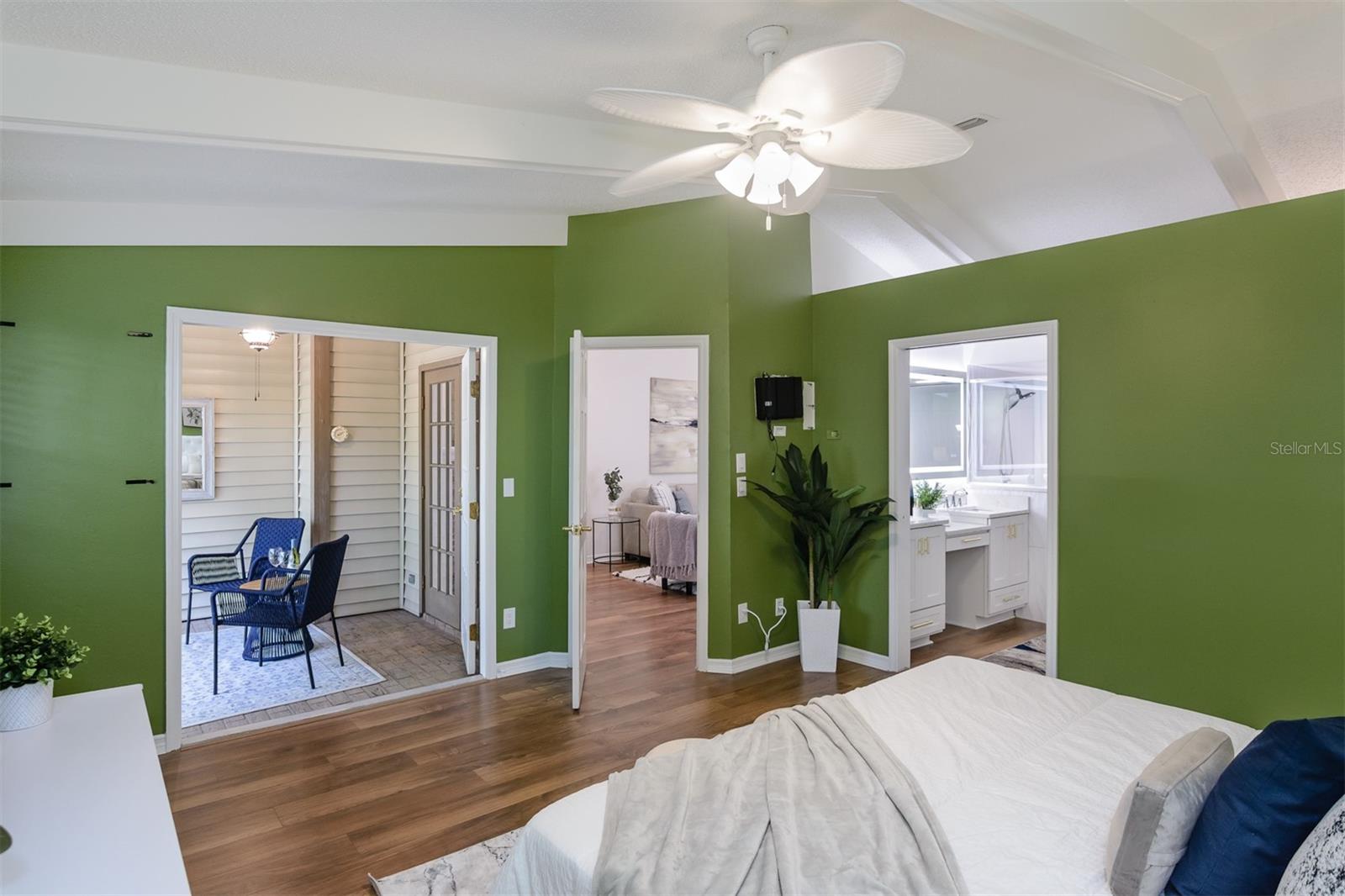 LAUREL OAKS AT COUNTRY WOODS CONDO - Residential