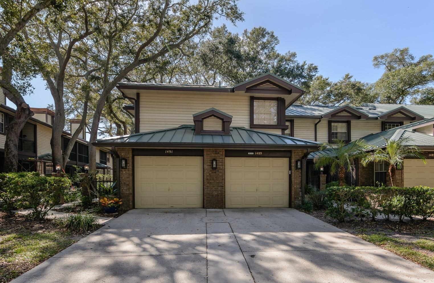 LAUREL OAKS AT COUNTRY WOODS CONDO - Residential