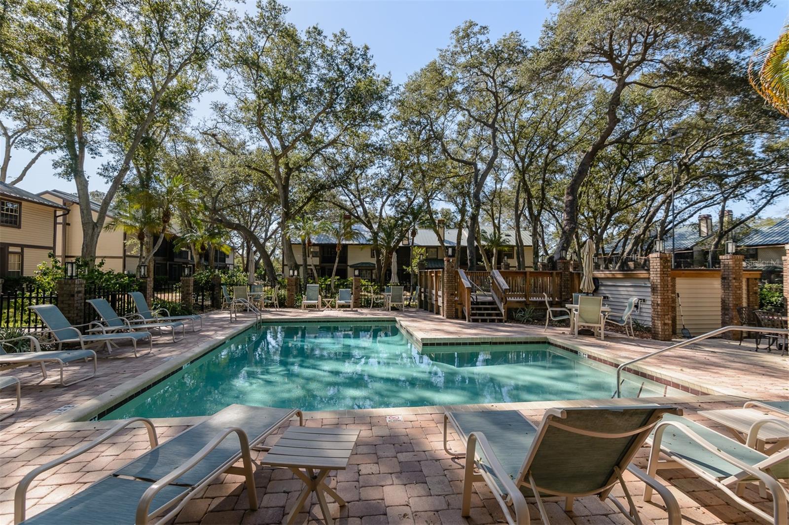 LAUREL OAKS AT COUNTRY WOODS CONDO - Residential