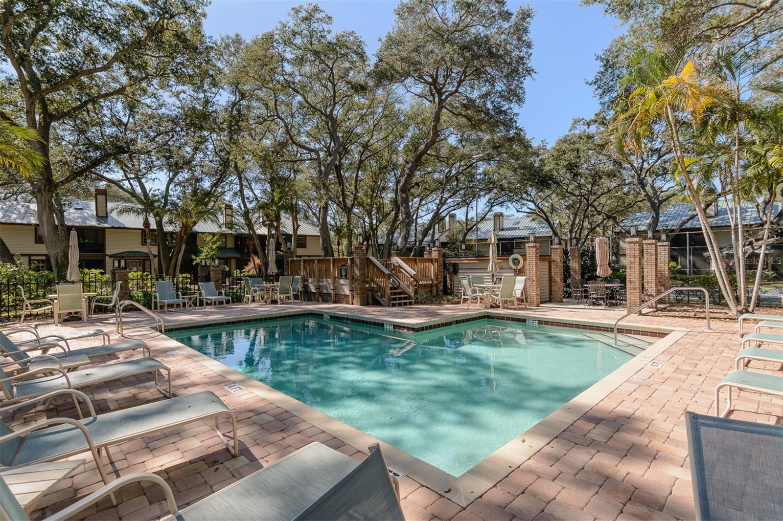 LAUREL OAKS AT COUNTRY WOODS CONDO - Residential