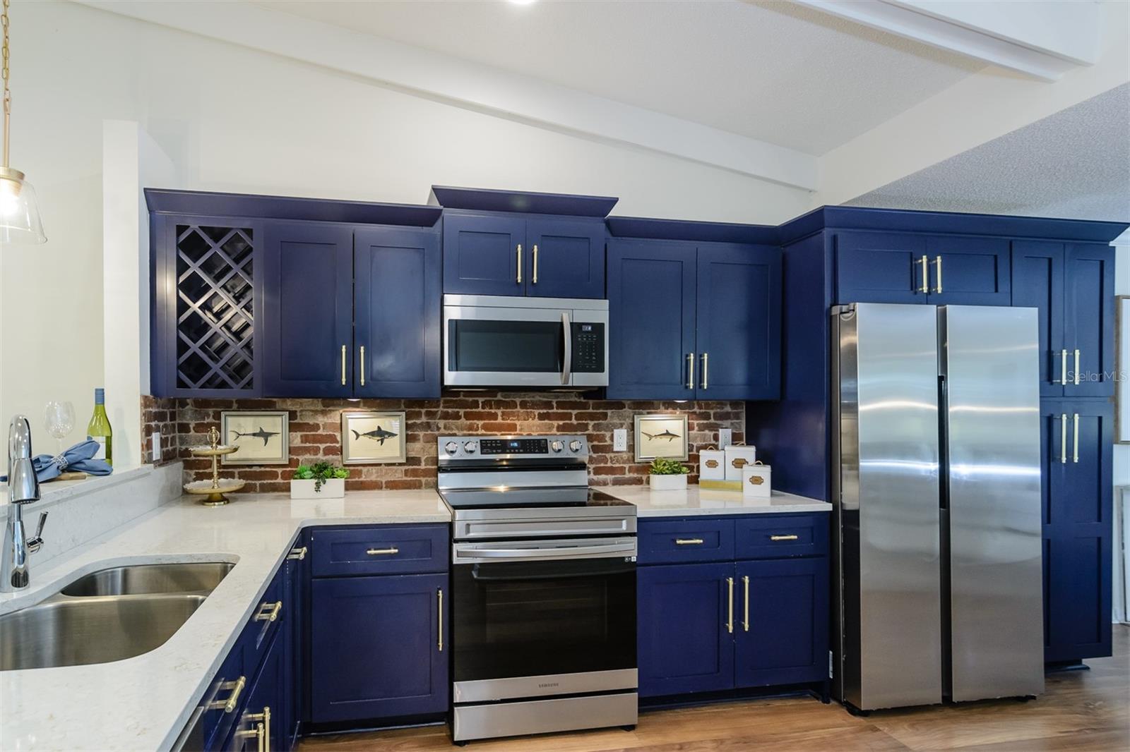 LAUREL OAKS AT COUNTRY WOODS CONDO - Residential