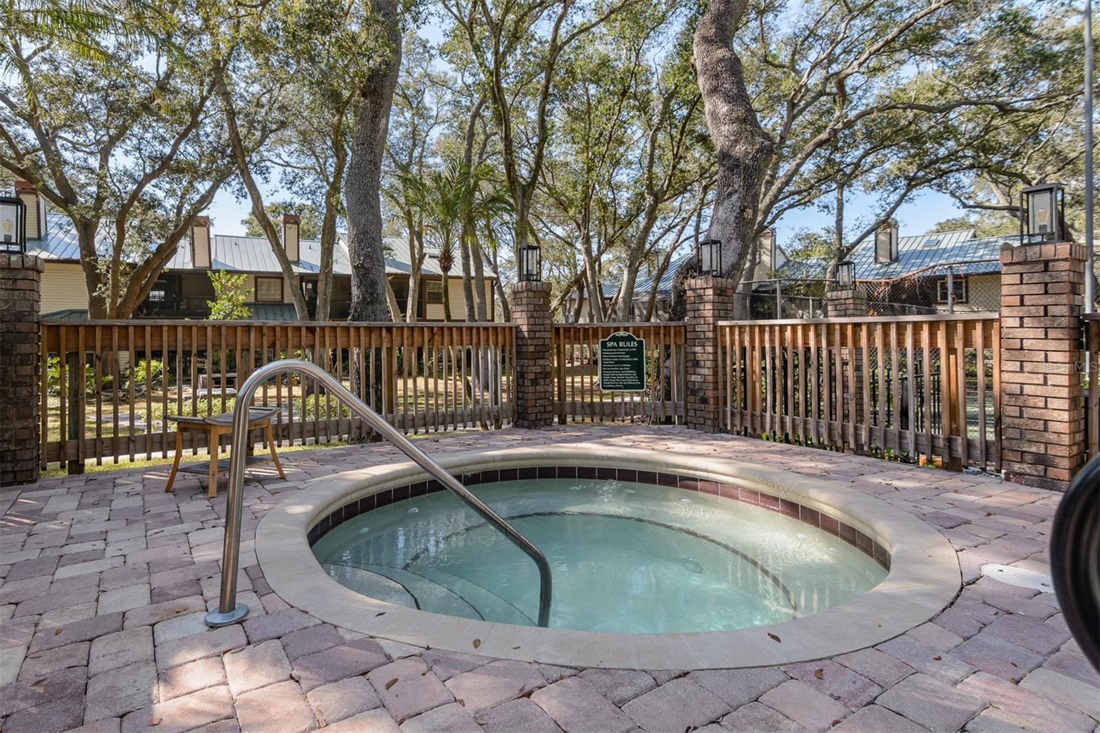 LAUREL OAKS AT COUNTRY WOODS CONDO - Residential