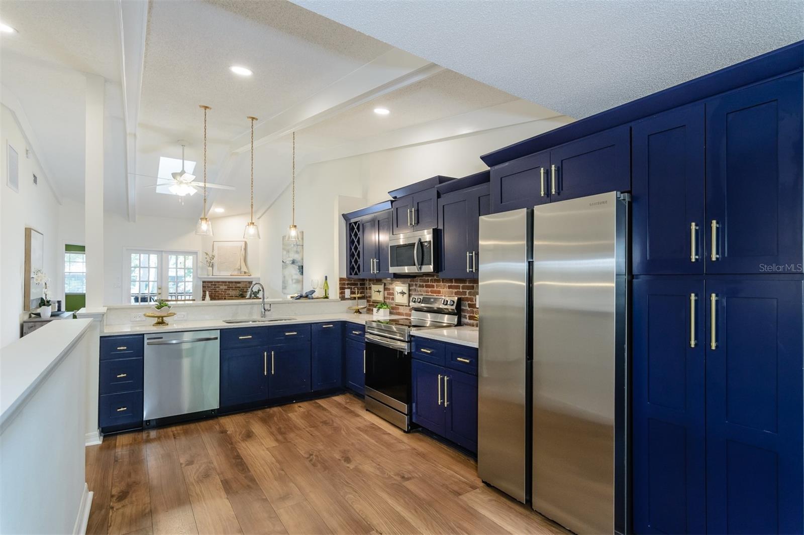 LAUREL OAKS AT COUNTRY WOODS CONDO - Residential