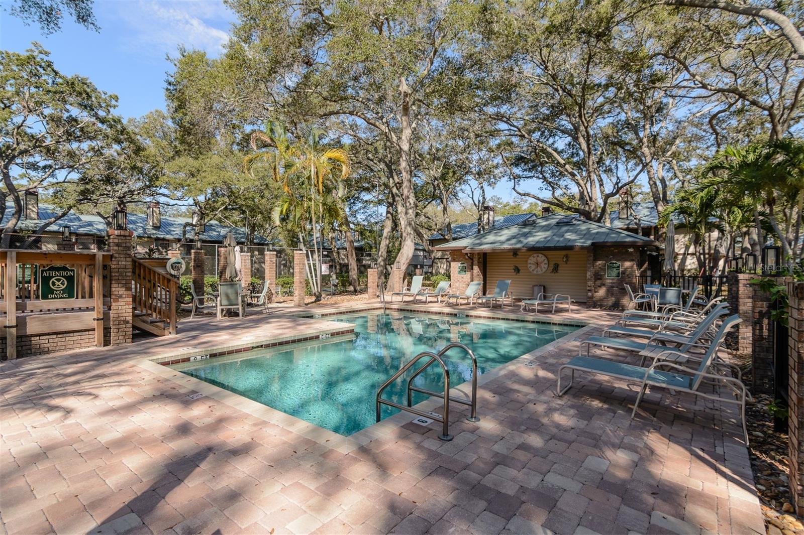 LAUREL OAKS AT COUNTRY WOODS CONDO - Residential