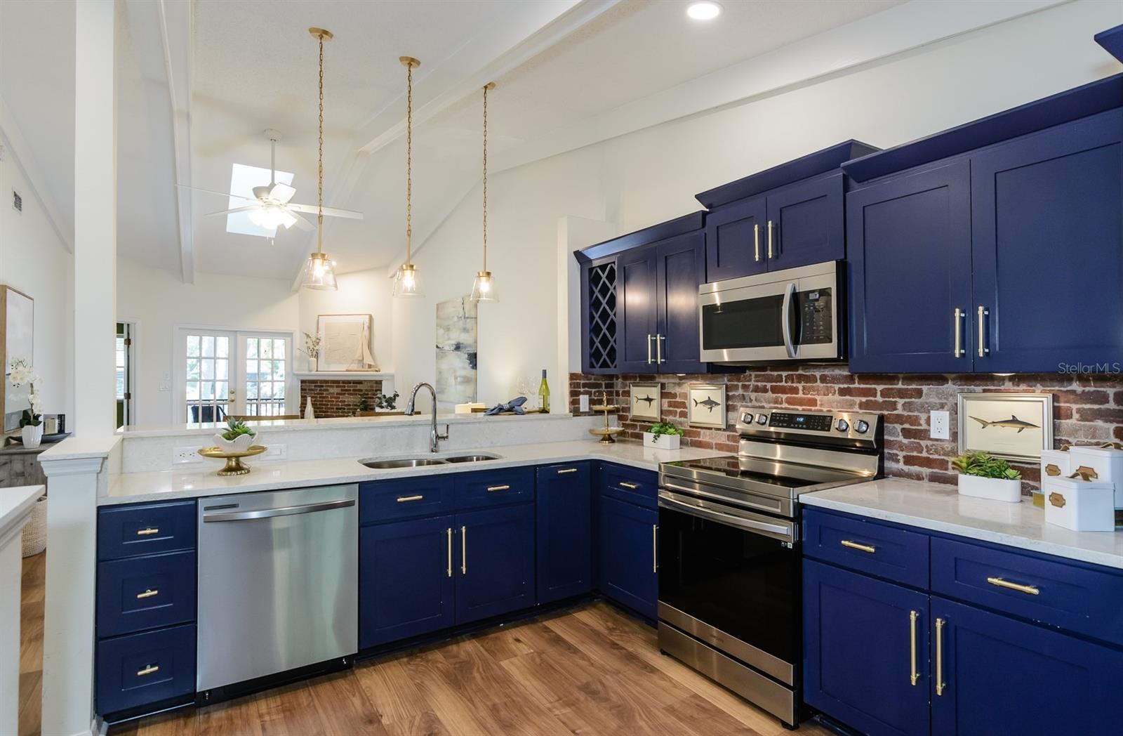 LAUREL OAKS AT COUNTRY WOODS CONDO - Residential