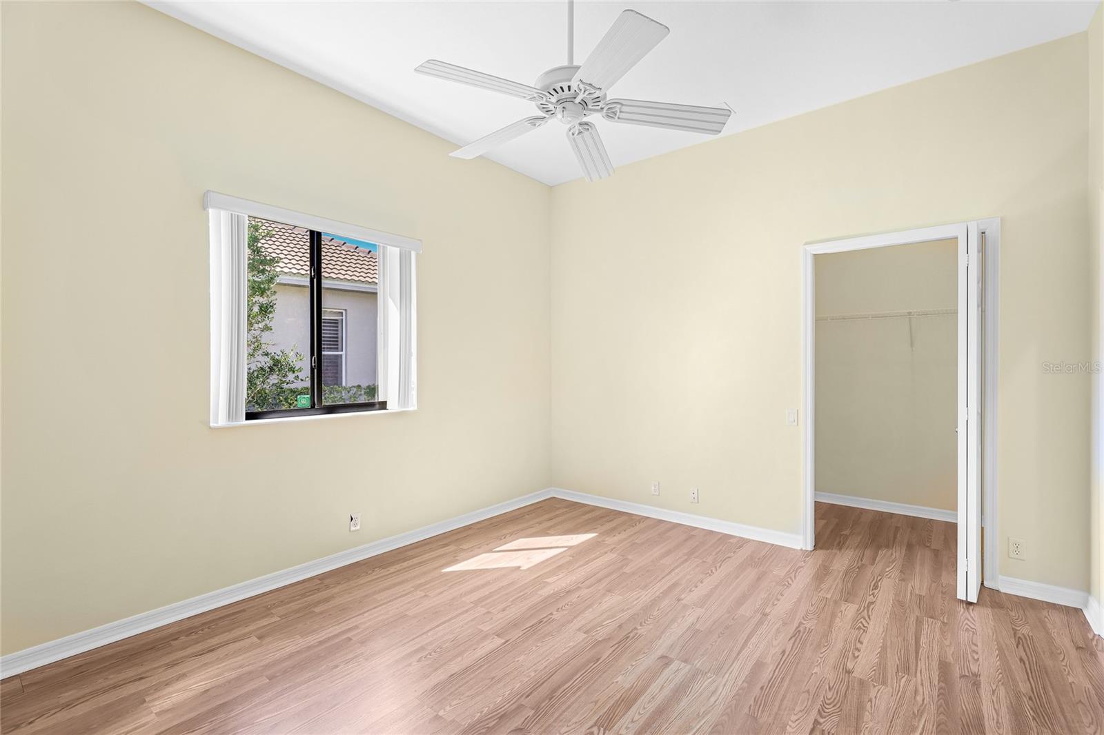 PELICAN POINTE GOLF & CNTRY CL - Residential