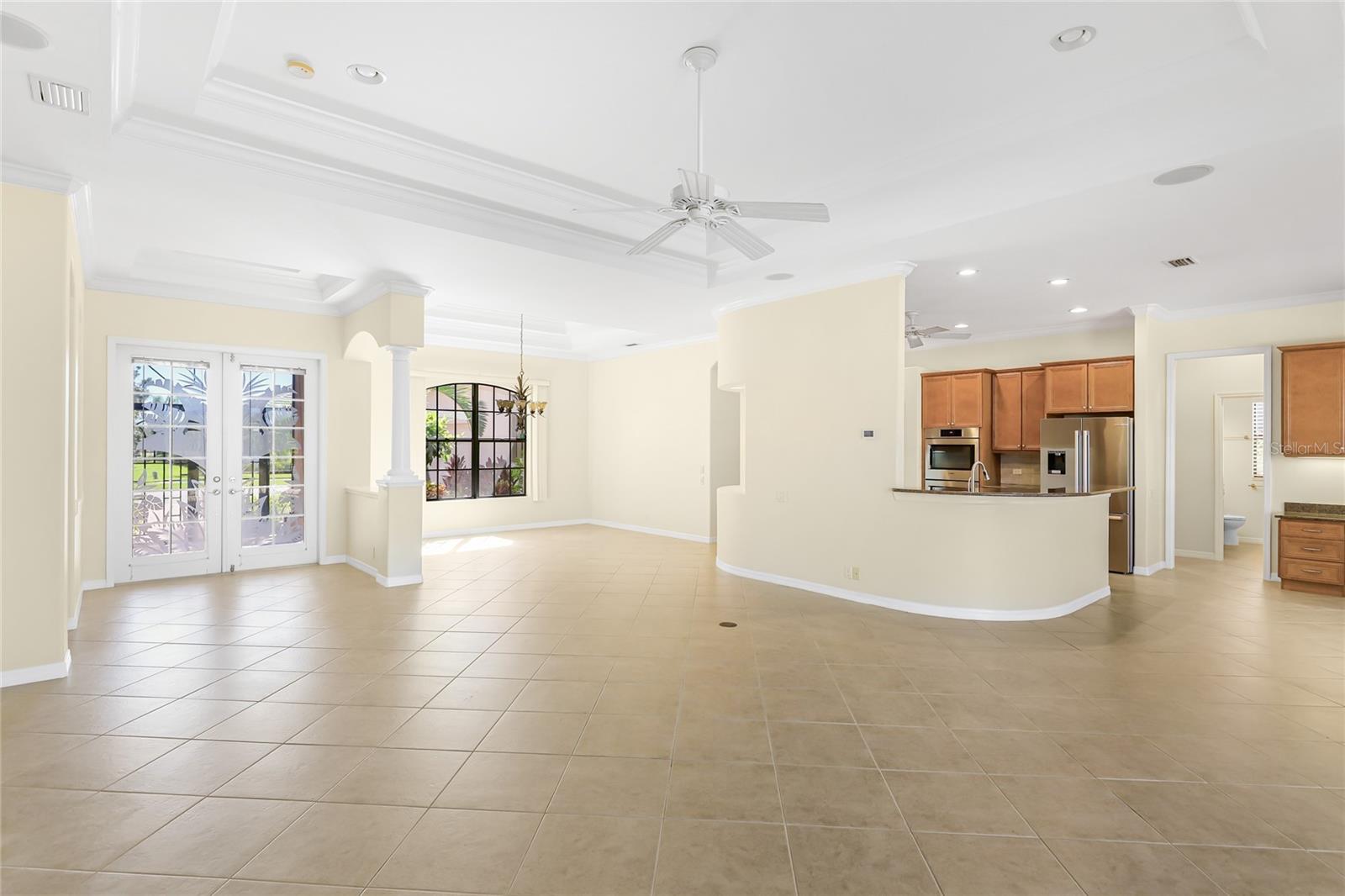 PELICAN POINTE GOLF & CNTRY CL - Residential