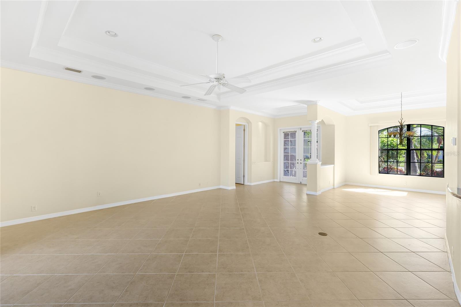 PELICAN POINTE GOLF & CNTRY CL - Residential