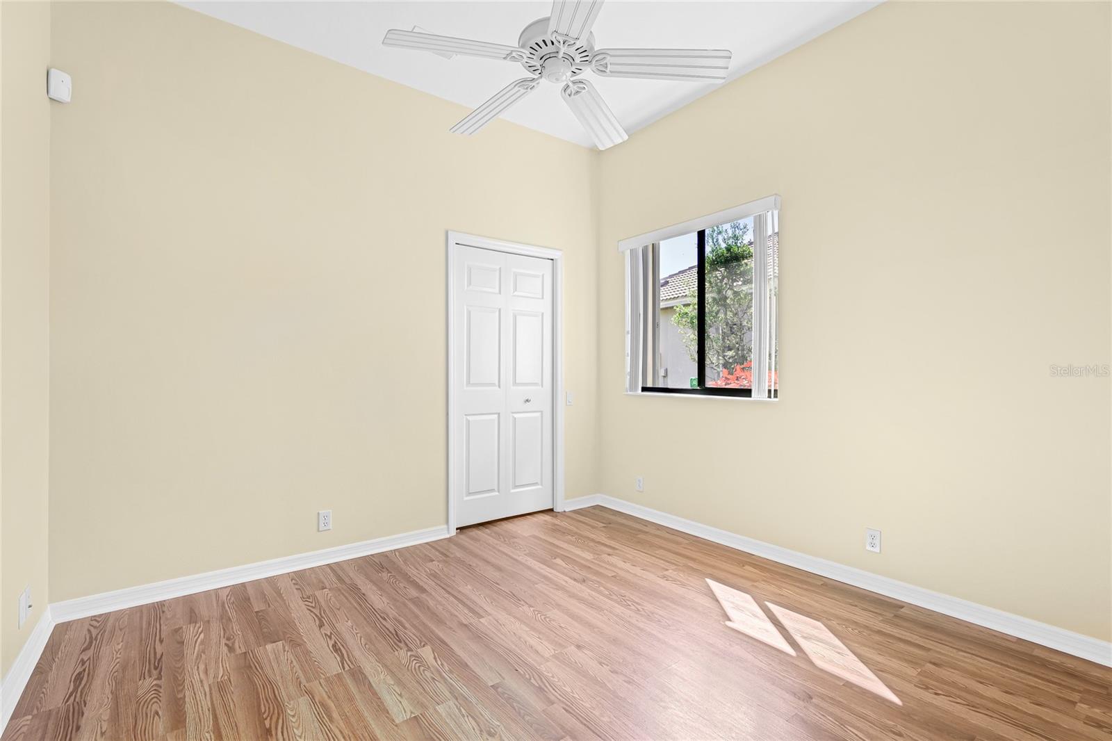 PELICAN POINTE GOLF & CNTRY CL - Residential