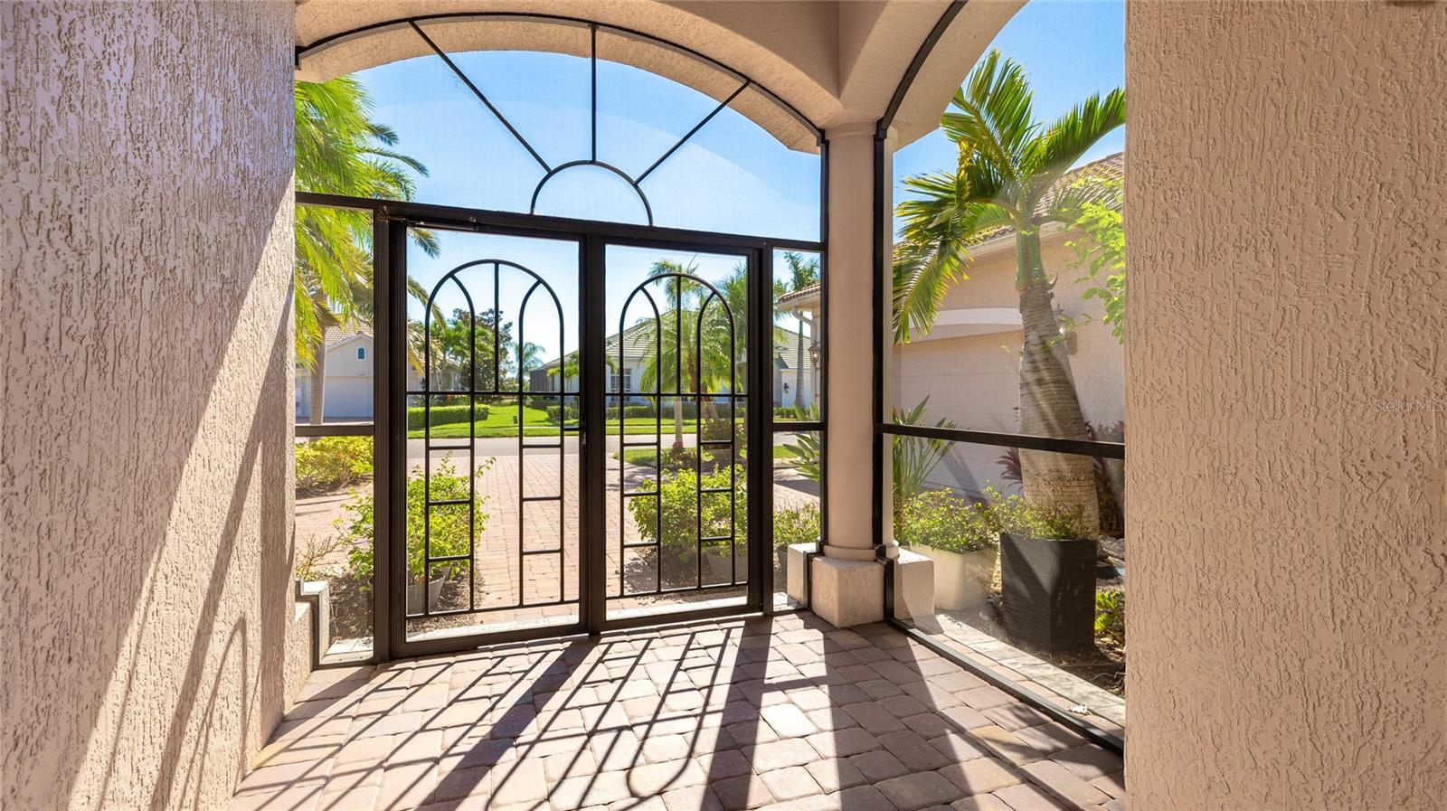 PELICAN POINTE GOLF & CNTRY CL - Residential