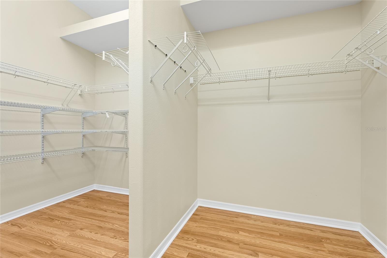 PELICAN POINTE GOLF & CNTRY CL - Residential