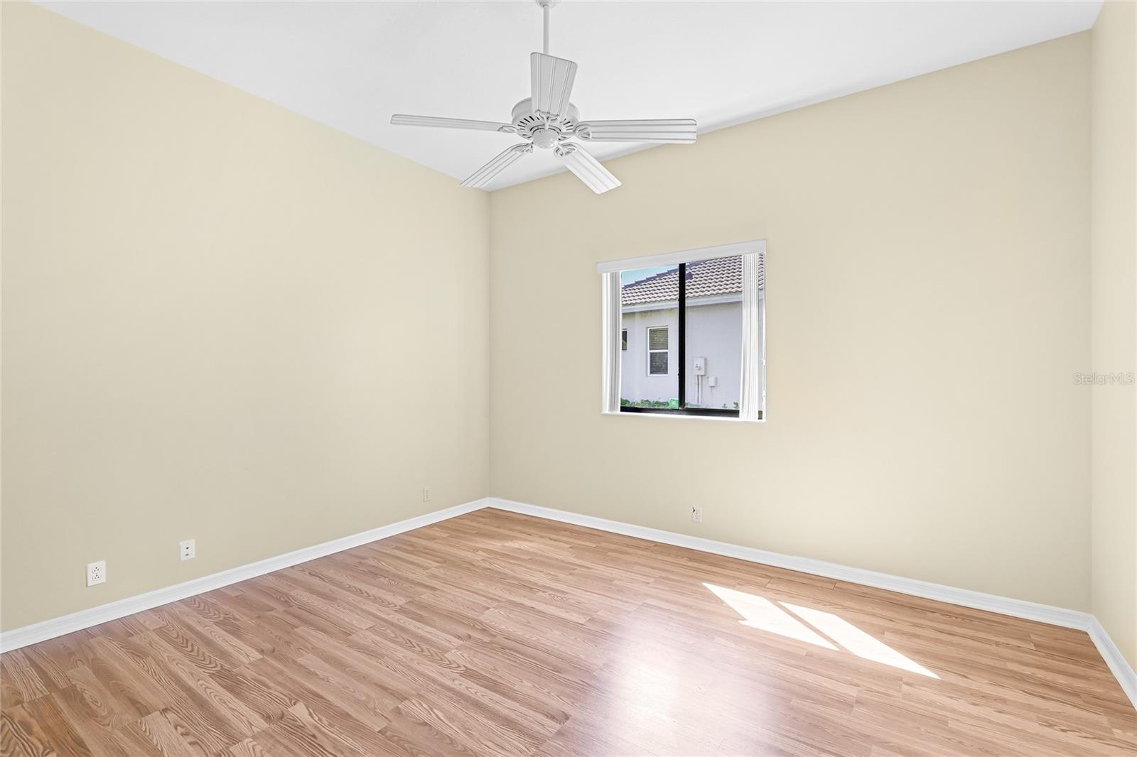 PELICAN POINTE GOLF & CNTRY CL - Residential