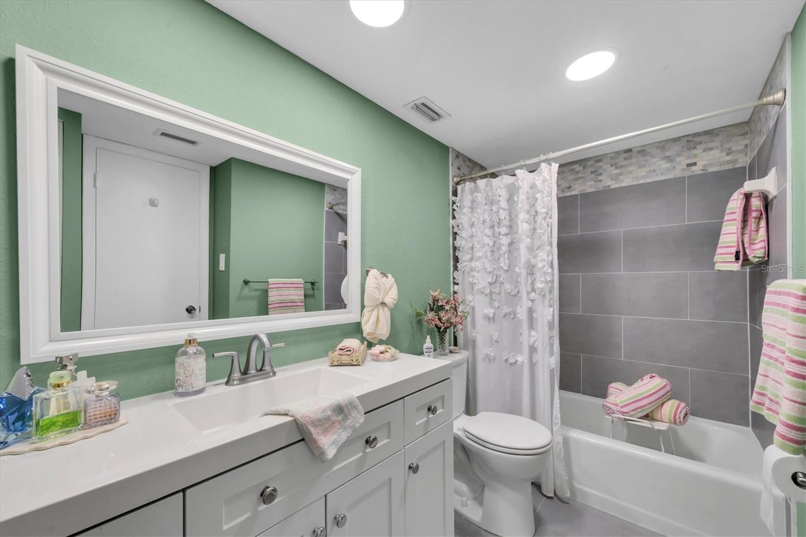 DIAMOND ISLE CONDO - Residential